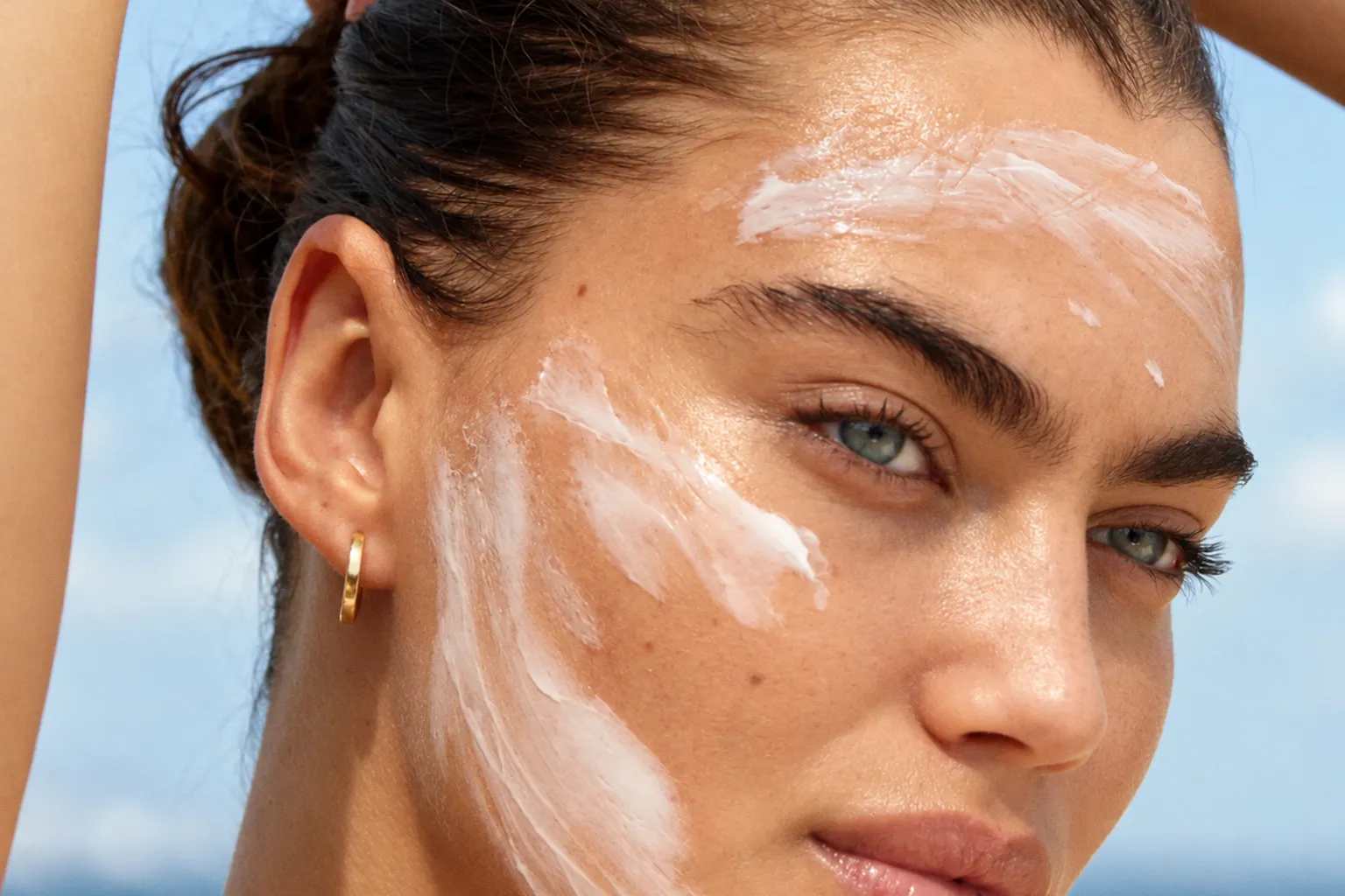 Jak dbać o cerę w samolocie? Dermatolog radzi, co naprawdę działa
